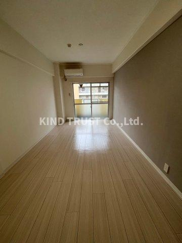 明成中津ビルの居間・リビング|ゆったりとした居間です