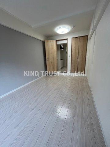 明成中津ビルの居間・リビング|こちらのリビングで趣味の時間をお楽しみください