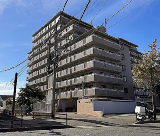 【外観】 | 徒歩圏内にバス停が複数あり交通の利便性が良いエリアです。小学校が近いので子育て中のファミリーにもおススメです