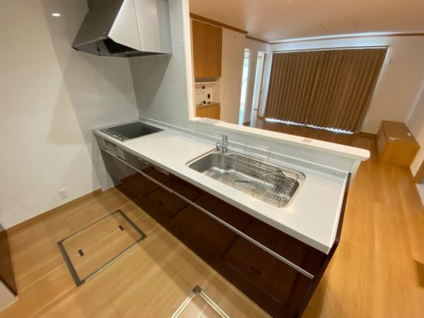 伊勢崎市連取町中古一戸建てのキッチン|シンクも大きく洗い物もしやすい浄水器付。シャワーヘッドは引き出し可能、シンクの隅々まで洗い流せます。
ご家族の顔も見ながら料理が楽しめる開放感のあるキッチンワークのできる対面式キッチン。