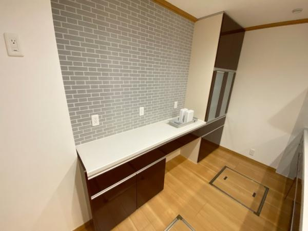 伊勢崎市連取町中古一戸建てのキッチン|カップボード付き。