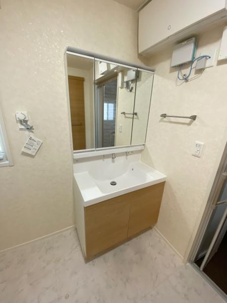 伊勢崎市連取町中古一戸建ての独立洗面台|三面鏡付きの洗面台には鏡の裏に収納があり、すっきり片付けられます。
洗髪も可能な伸縮機能つきシャワーヘッドです。