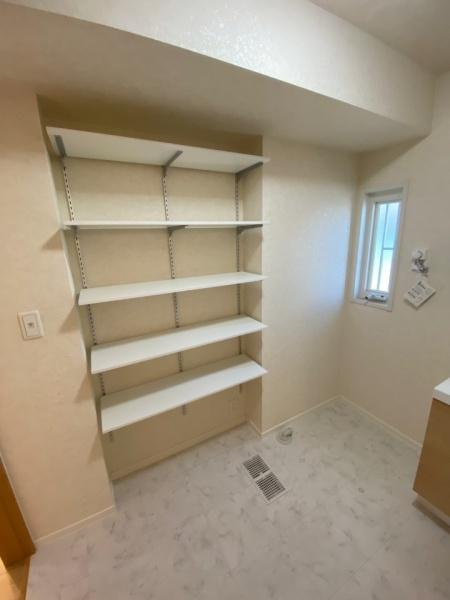 伊勢崎市連取町中古一戸建ての独立洗面台|毎日の着替え・タオルなどを仕舞える便利な棚付きです。