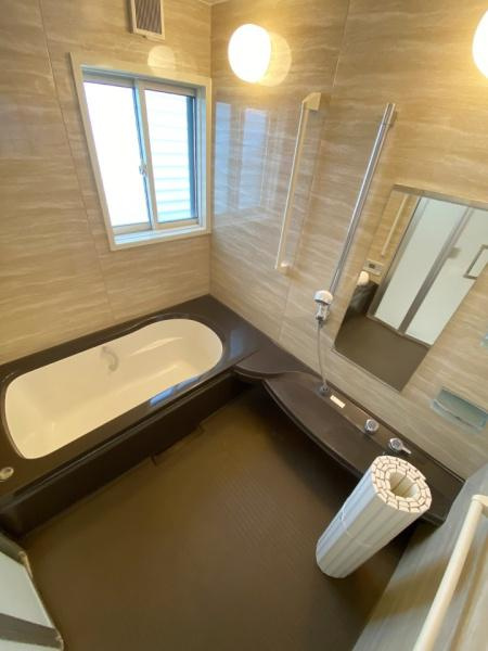 伊勢崎市連取町中古一戸建ての浴室|ゆったりと寛げる大型バスタブ。
足を伸ばしたまま入浴可能です。
浴室乾燥機付きで天候が悪い日でも洗濯をして衣類を乾燥させることができます。
