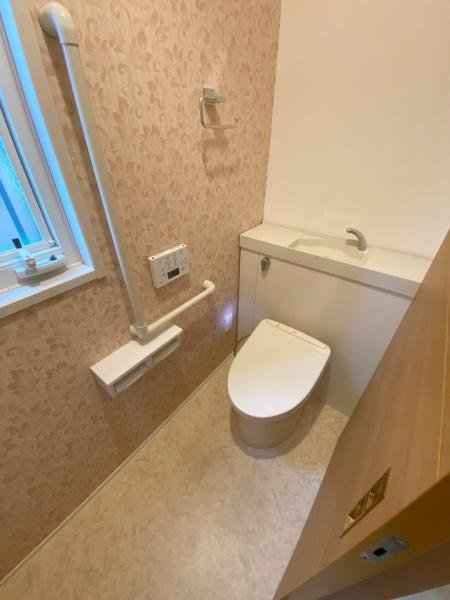 伊勢崎市連取町中古一戸建てのトイレ|１階トレイです。
温水シャワー洗浄機能付きです。
手摺り付きです。