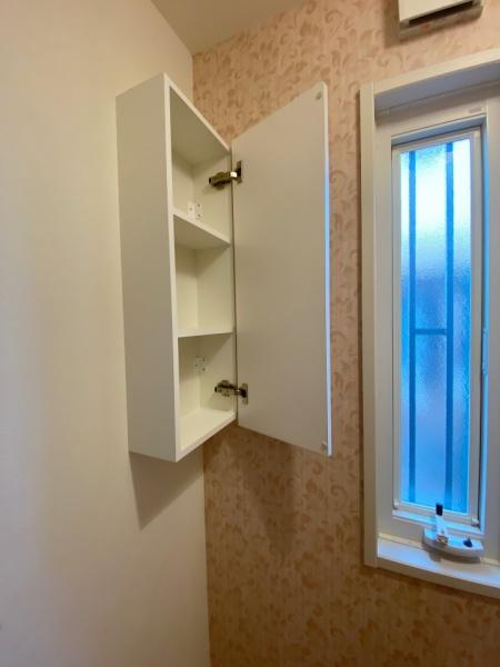 伊勢崎市連取町中古一戸建てのトイレ|トイレ壁部分に埋め込み収納付き。
ペーパーストックに便利です。