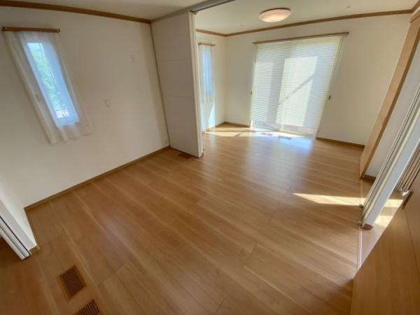 伊勢崎市連取町中古一戸建ての洋室|１階洋室です、LDKと続き間で開放感があります。
引き戸で簡単に仕切れますので状況に合わせた使い方ができます。