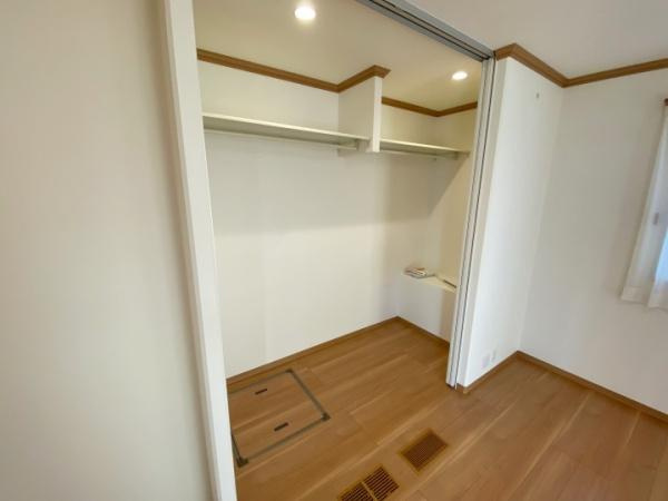 伊勢崎市連取町中古一戸建ての収納|ハンガーパイプ付きクローゼットです。