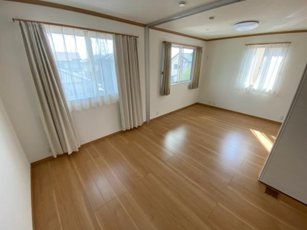 伊勢崎市連取町中古一戸建ての洋室|２面採光の明るい洋室です。