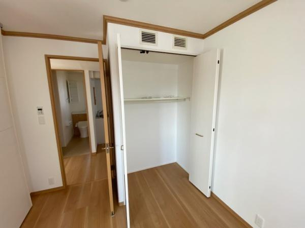 伊勢崎市連取町中古一戸建ての収納|ハンガーパイプ付きクローゼットです。