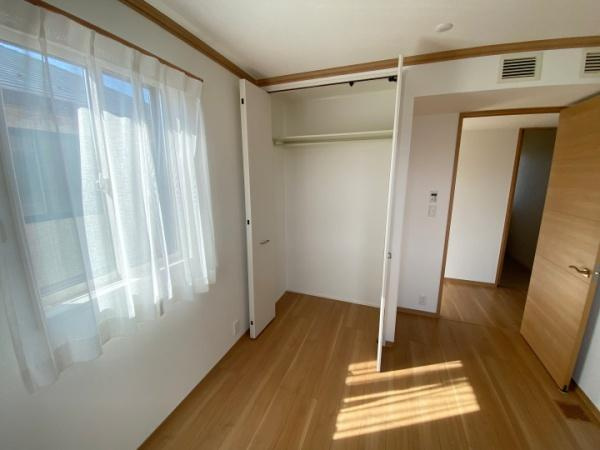 伊勢崎市連取町中古一戸建ての収納|ハンガーパイプ付きクローゼットです。