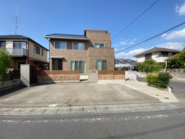 伊勢崎市連取町中古一戸建ての前面道路含む現地写真|日当たり良好です。