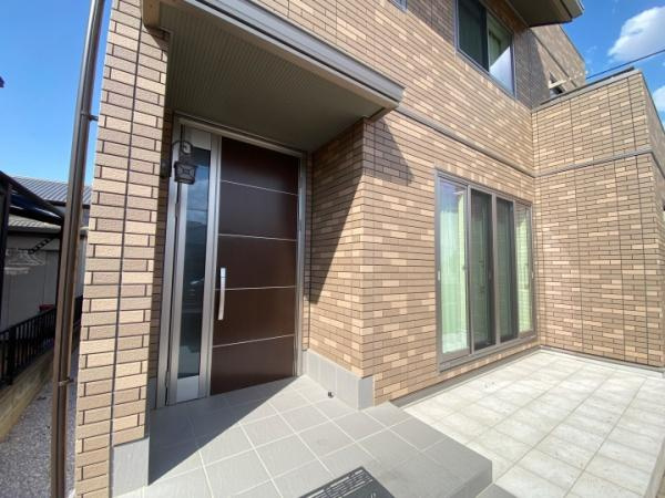 伊勢崎市連取町中古一戸建ての玄関|カードキー付きの玄関。
鍵を探すことなくドアの開閉が可能です。
郵便物を守る鍵付きポストです。
インターホンは録画機能付きで防犯面に優れます。