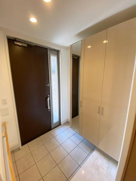 伊勢崎市連取町中古一戸建ての玄関|シューズボックス付きの玄関です。
上部も収納付きで多くの収納が可能です。