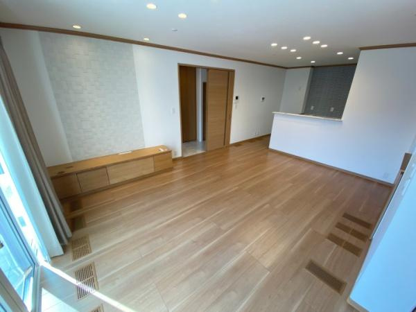 伊勢崎市連取町中古一戸建ての居間・リビング|大きいソファーがおける広々リビング