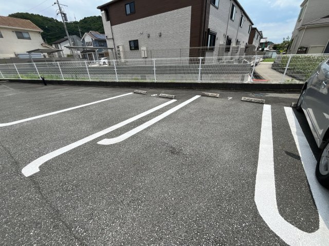 ブリアン・アヴニールの駐車場