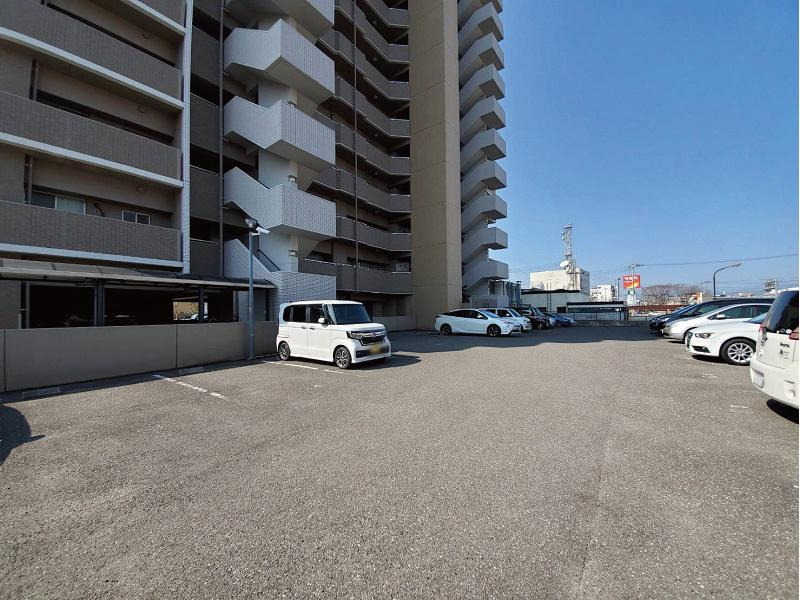 アルファステイツ青柳橋ブランヴェールの駐車場