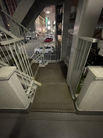 東急ドエルアルス天神のその他共用部分|東急ドエルアルス天神（1R）玄関すぐに階段があります