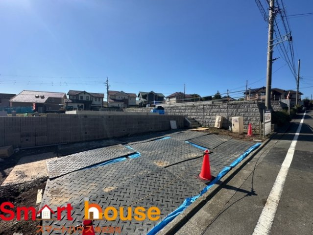 町田市三輪緑山　建築条件無し　敷地面積59～64坪！　の前面道路含む現地写真