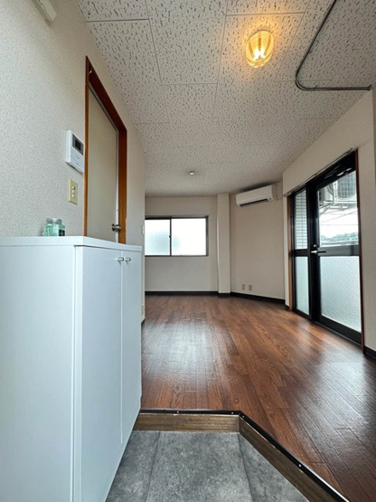 【玄関】 | メゾンベニス | 玄関から室内への景観です！玄関を入るとすぐに洋室7.8帖のお部屋があります♪