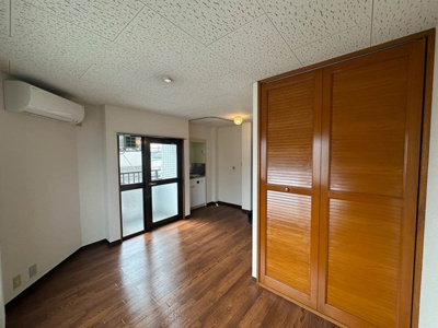 【洋室】 | メゾンベニス | 洋室7.8帖☆バルコニーに繋がる角部屋二面採光のお部屋です！エアコン付きで1年中快適に過ごせますね☆