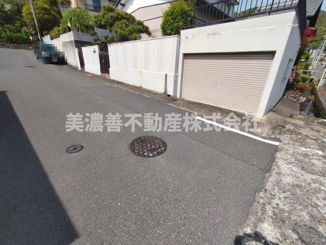 ６２９８５　岐阜市日野東中古戸建ての前面道路含む現地写真