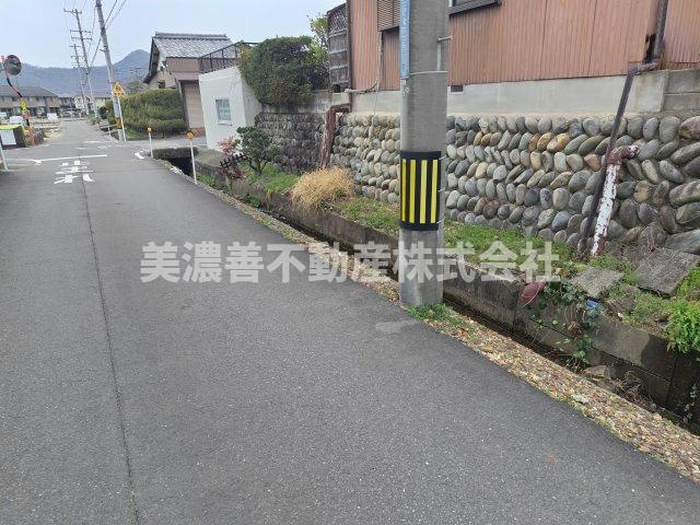６２９８５　岐阜市日野東中古戸建ての前面道路含む現地写真