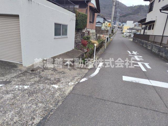 ６２９８５　岐阜市日野東中古戸建ての前面道路含む現地写真