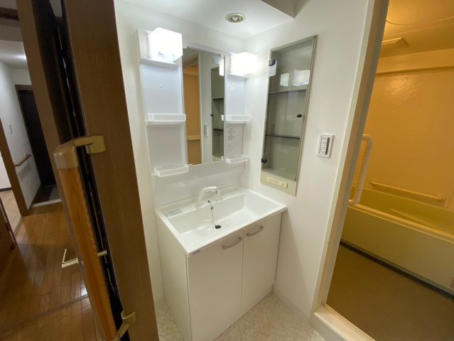 ライオンズマンション香流第3の独立洗面台|ゆとりの洗面スペースで朝の身支度も快適スムーズに。