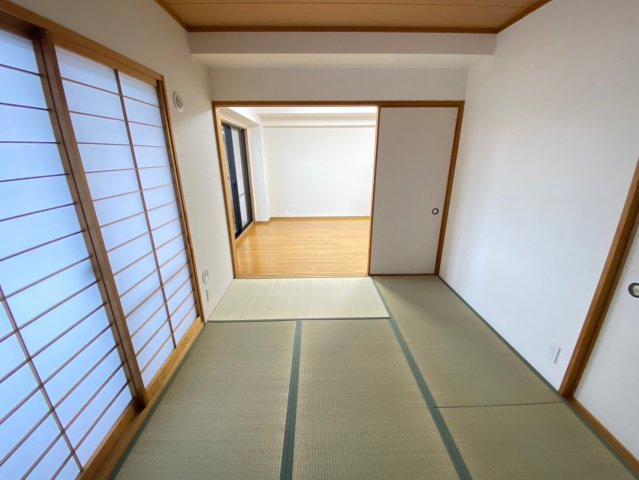 ライオンズマンション香流第3の和室|リビングに隣接した和室。客間としても寝室にしても用途に合わせて活用できます