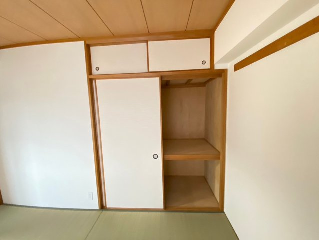 ライオンズマンション香流第3の和室|出し入れのしやすい押入。布団や座布団などの収納の便利です。