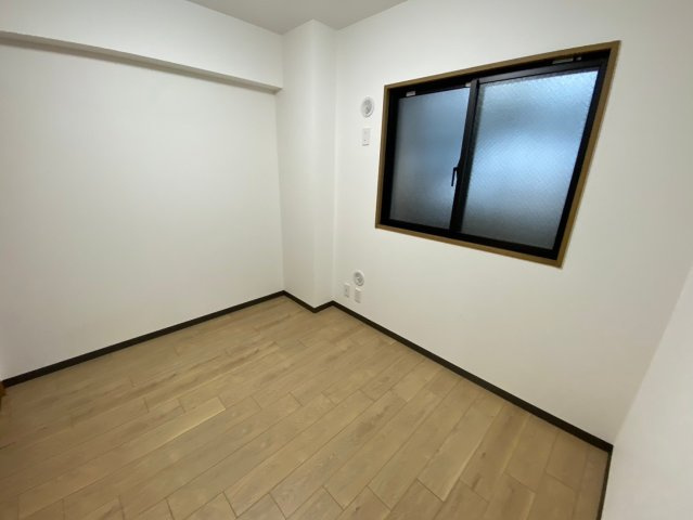 ライオンズマンション香流第3の洋室|大きな窓からたっぷりと陽光が注がれる明るい空間
【4.5帖】