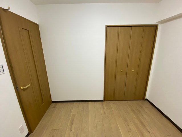 ライオンズマンション香流第3の洋室|木の温もりがやさしいフローリングは安らぎをもたらすプライベート空間。
【4.5帖】