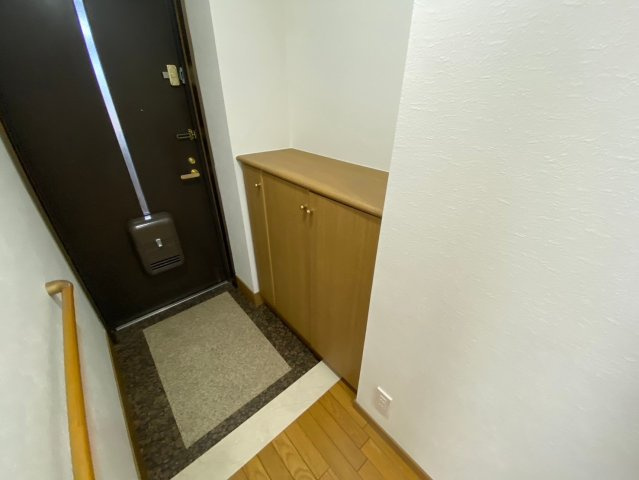 ライオンズマンション香流第3の玄関|明るく広い玄関には収納力に優れたシューズボックス！靴をスッキリと
整頓することができます。
