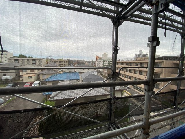 ライオンズマンション香流第3の展望|撮影時は大規模修繕中ですが、陽射しを遮る建物がないので陽当たり良好です！