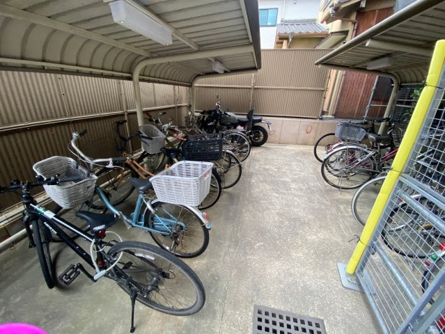 ライオンズマンション香流第3の駐輪場|駐輪場。屋根付きで雨の日も安心ですね◎