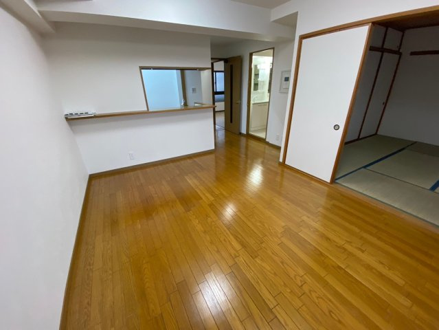 ライオンズマンション香流第3の居間・リビング|ナチュラルな木目調の床から木のぬくもりを感じられるリビングルーム