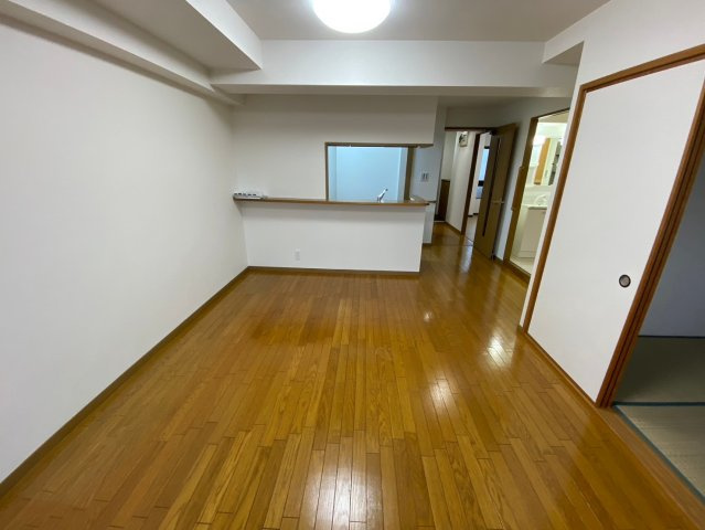 ライオンズマンション香流第3の居間・リビング|明るい雰囲気が心地よいリビング、採光良好です