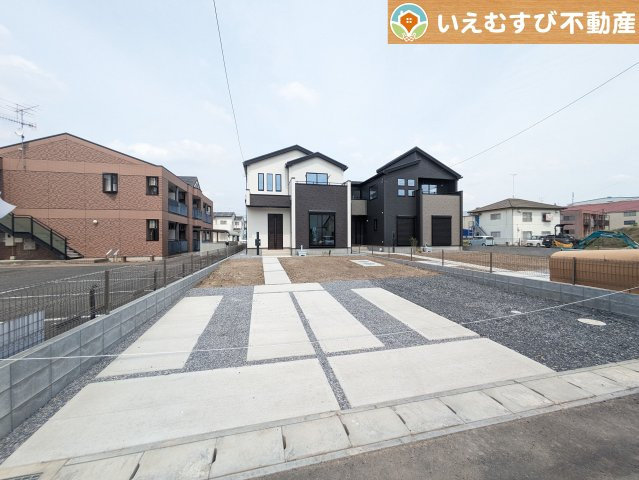 GRAFARE　大泉町寄木戸6期の駐車場|並列3台駐車可能なゆとりのカースペース
複数台車をお持ちでも、お友達が遊びに来てもゆとりの駐車スペース！