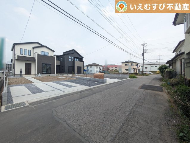 GRAFARE　大泉町寄木戸6期の前面道路含む現地写真|安心の広々6ｍ前面道路
6ｍの前面道路はお車の駐車が楽々！すれ違える広さが確保されています♪