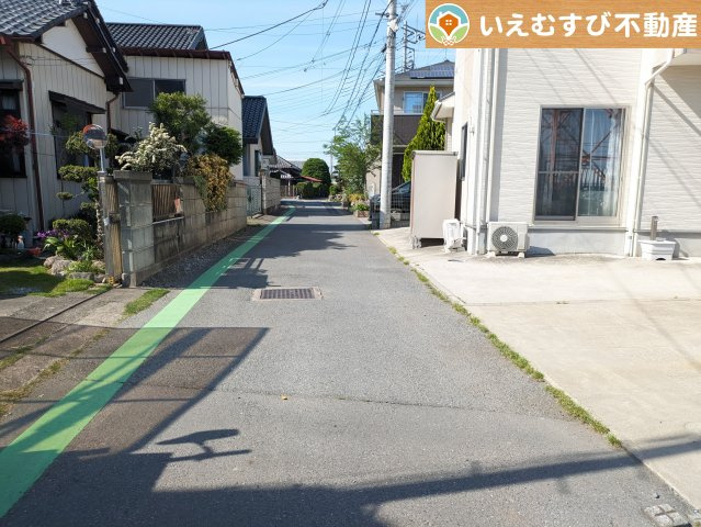 熊谷市肥塚　中古戸建の前面道路含む現地写真