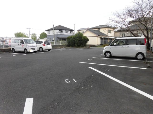 TKIフラット B棟の駐車場|駐車場