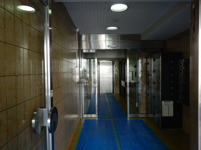 朝日根津八重垣マンションのエントランス