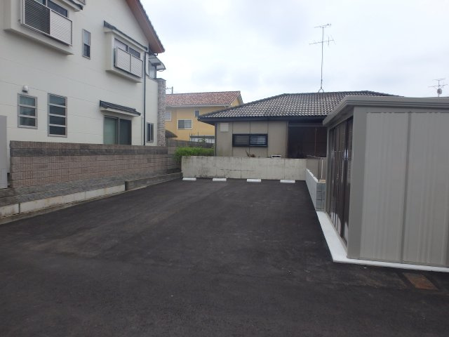 ウィステリアコート西中新田Ⅲの駐車場