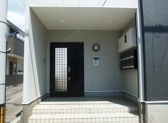 メゾンドクレールのエントランス|毎日使用するエントランスにはオートロックがついているので安心