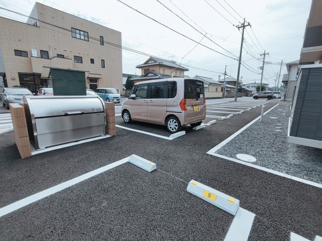 パインディライト の駐車場