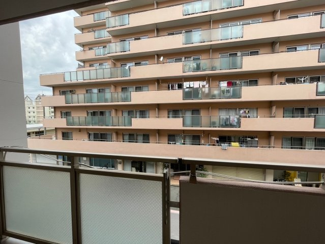 シャルマンコーポ野江第二期の外観|バルコニーからの眺望です。道路もよく見え、外出する家族を見守ったりもできそうです。