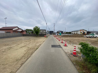 【前面道路含む現地写真】 | 川越市菅間　建築条件なし売地　「川越駅」5.7㎞　全7区画　【芳野小学区】