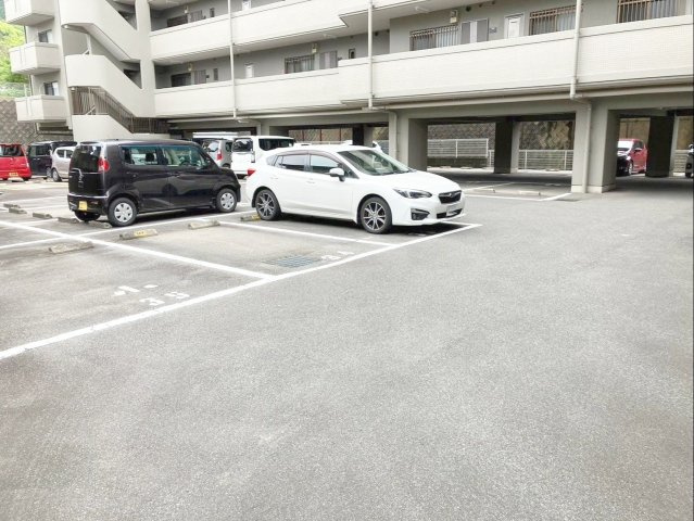 スワンマンション空港南Ⅱの駐車場|敷地内の駐車場です。