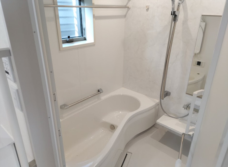 売中古戸建　伊豆の国市大仁の浴室|窓があるので明るい室内です。備え付けの台があるのでシャンプーを置いたり出来て便利です。